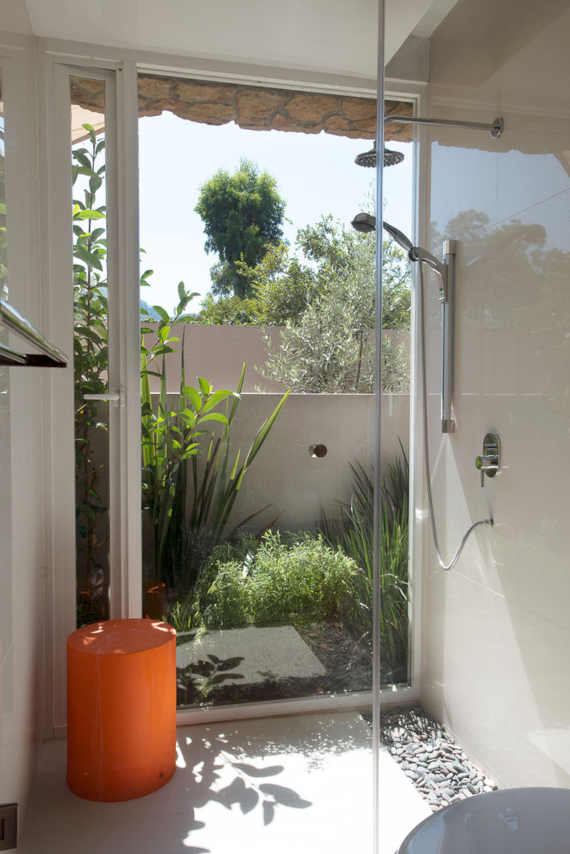 Pinterest – Jaime Navarro – La salle de bain donne un accès direct à l’extérieur du pool house, pour faciliter les déplacements vers la piscine